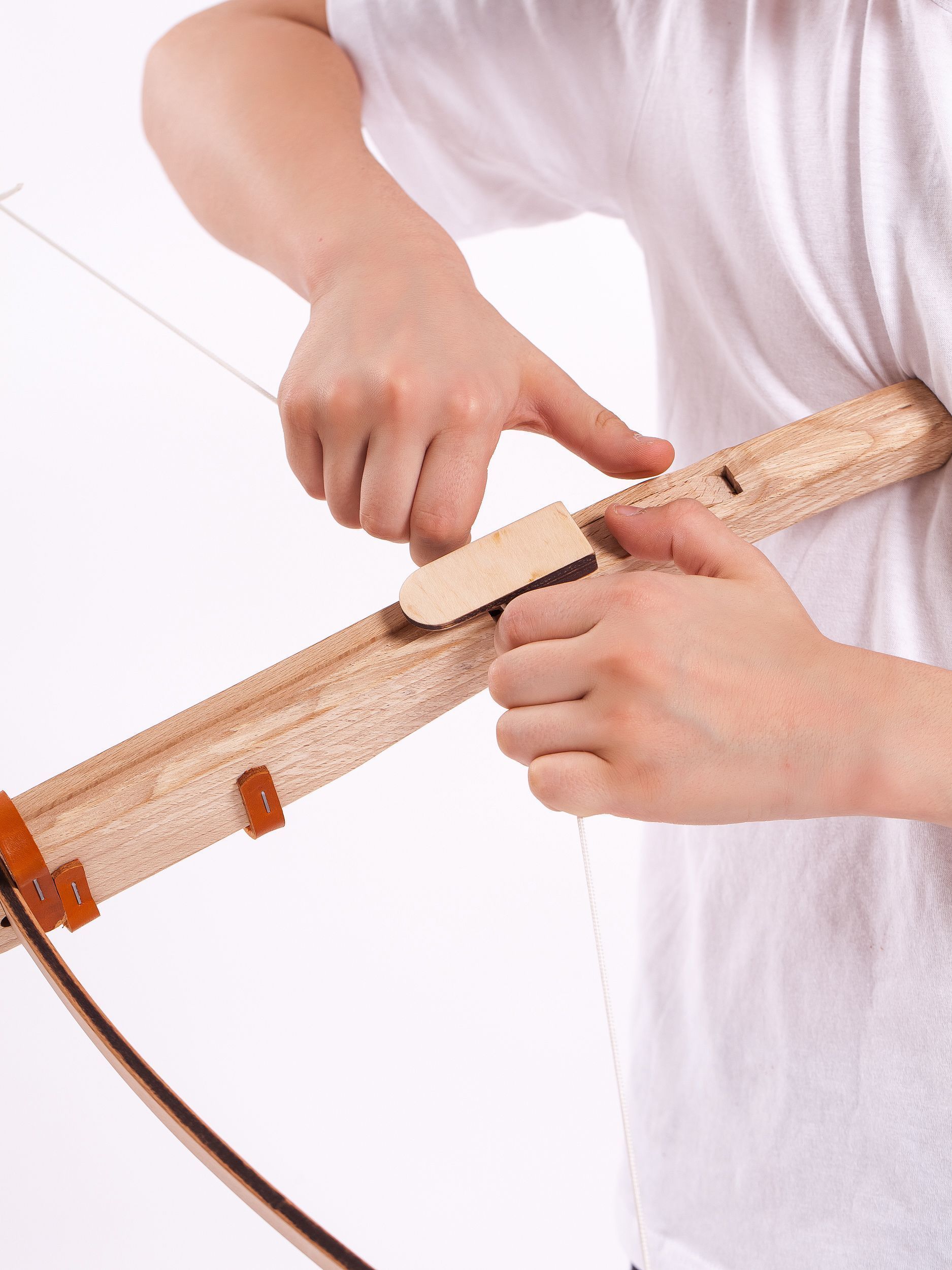 Купить Деревянный детский арбалет с двумя стрелами на присосках оптом