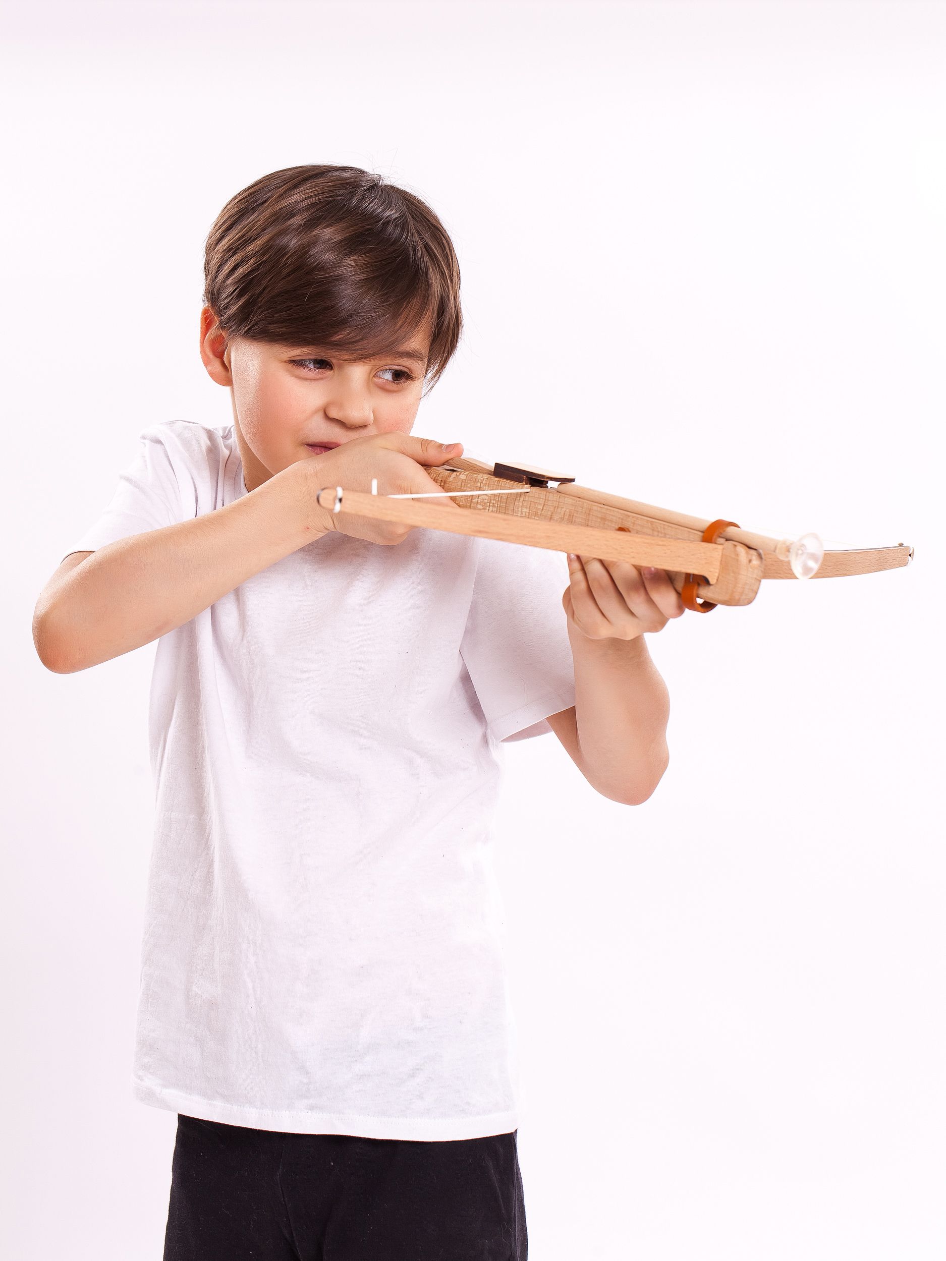 Купить Деревянный детский арбалет с двумя стрелами на присосках оптом